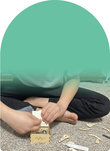 Screen-free focus, one wooden piece and one step at a time